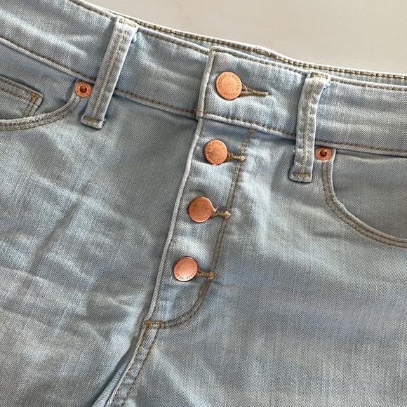 Universal Thread High Rise Midi Light Wash Fray Hem - Picture 2 of 5